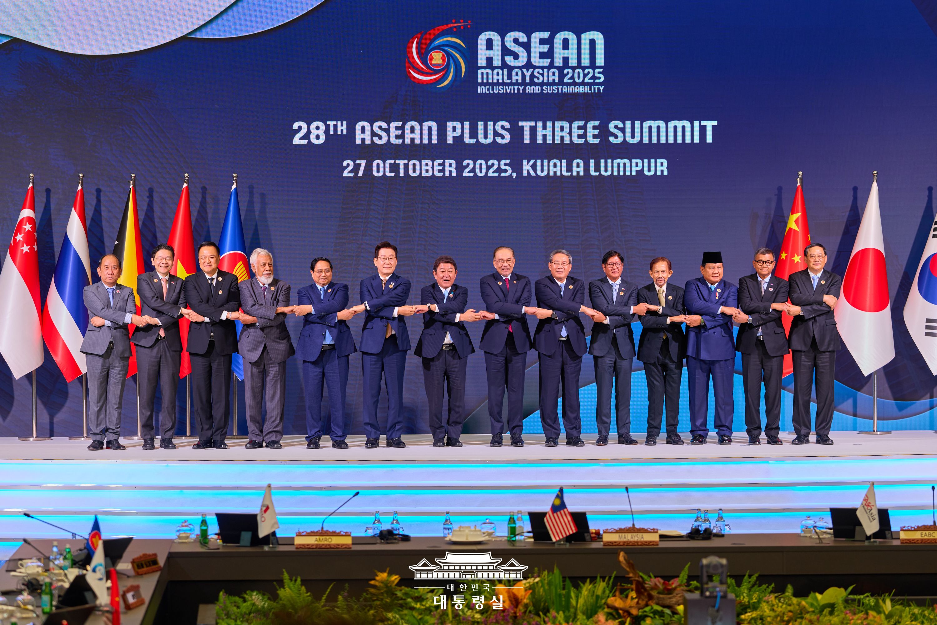 이재명 대통령, 제28차 아세안+3 정상회의 참석 관련 강유정 대변인 서면 브리핑  https://www.president.go.kr/newsroom/briefing/RKaxpbpq @출처 대통령실 홈페이지 바로가기   이재명 대통령은 오늘 제28차 아세안+3 정상회의에 참석했습니다.     이재명 대통령은 취임 후 첫 아세안+3 정상회의 참석을 통해 리창 중국 총리, 모테기 도시미쓰 일본 외무대신과 한일중 협력 의지를 재확인하고, 아세안과 3국 협력 방안에 대해 논의했습니다.     이재명 대통령은 공개된 모두발언에서 최근 마주한 보호무역주의, 글로벌 공급망 재편 등 복합 위기에 대응하기 위해 채택된 「역내 경제-금융협력 강화를 위한 아세안+3 정상성명」을 지지했습니다.     이재명 대통령은 올해 아세안 정상회의 주제인 ‘포용성과 지속가능성’을 바탕으로 한 아세안+3 실질협력 방향을 제시했습니다.     우리 정부는 지난 9월 UN 안보리에서 ‘포용적 디지털 성장’을 위해 ‘AI 기본사회’ 구현에 앞장서고, AI 기반 조성과 디지털 역량 강화를 위해 더 많은 아세안 국가 국민들이 AI 혜택을 누릴 수 있도록 지원하겠다 약속한 바 있습니다.     또한 ‘지속 가능한 발전’을 위해 중소기업을 지원하고, 식량안보와 에너지안보 확보를 위해 지속 협력하기로 했습니다.     이같은 맥락에서 한국이 아세안+3 비상쌀비축제(APTERR)에 올해 1만 톤을 추가 기여하는 한편, 아세안+3 과학영재센터 등을 통해 포용적이고 지속가능한 사회 건설에 앞장설 미래세대 양성에 힘쓰겠다고 약속했습니다.         2025년 10월 27일  대통령실 대변인 강유정
